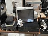de nombreux appareils électroniques de toutes sortes posés sur une table