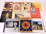 plusieurs livres posés sur une table blanche, avec des images et des photos dessus