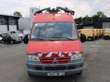 une camionnette rouge garée sur un parking