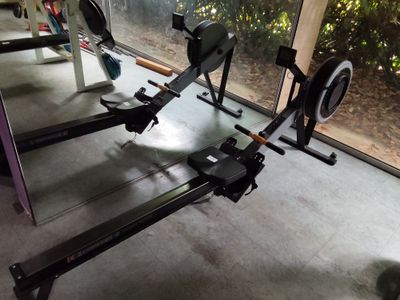 une rangée de vélos d'appartement dans une salle de sport