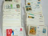 de nombreux types de timbres différents sont empilés les uns sur les autres