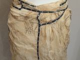 une photo d'un mannequin portant une jupe avec une ceinture