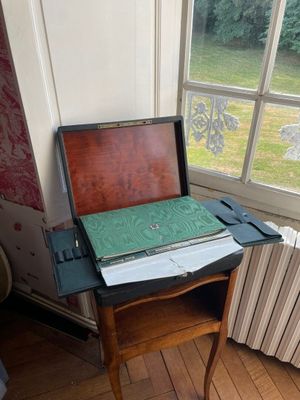 une valise posée sur une table près d'un radiateur