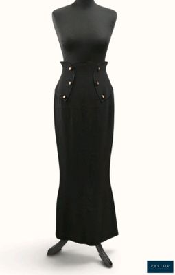 La robe est noire et comporte des boutons sur le devant.