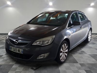une photo d'une Opel grise garée dans un garage