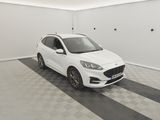 une voiture blanche garée dans un garage au sol en damier