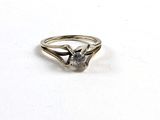 une image d'une bague en diamant sur une surface blanche