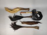 trois types de cheveux différents sur une surface blanche