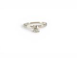 une bague de fiançailles en or blanc sertie d'un seul diamant