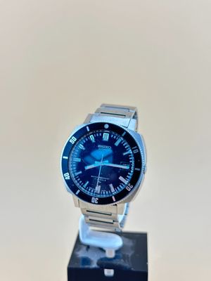 gros plan d'une montre sur un support sur une surface blanche