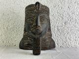 une image représentant une statue d'une personne tenant un couteau à la main