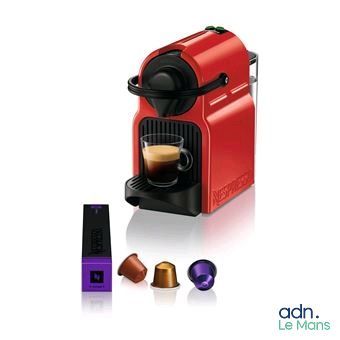 une image représentant une machine à café rouge avec une tasse de café à côté