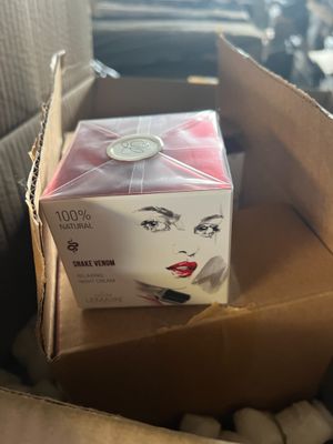 des boîtes de guimauves dans un carton posé sur un siège de voiture
