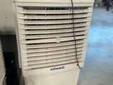un petit climatiseur posé à côté d'un grand climatiseur