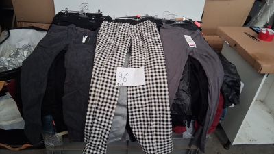 Lot de 51 pantalons femme, modèles assortis , différents col…