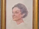 un dessin représentant le visage d'une femme dans un cadre doré