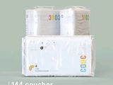 trois paquets de couches pour bébé empilés les uns sur les autres