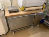 une machine posée sur le comptoir d'une cuisine