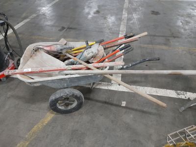 Brouette et lot d'outillages à main divers, niveau, coupes b… - Photo 1