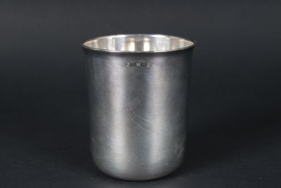 Grand curon, le corps entièrement lisse, gravé ''JFM'' sous … - Photo 1