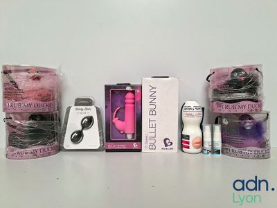 un grand nombre d'objets posés sur une table