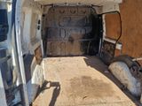une photo d'une camionnette dont la porte est ouverte
