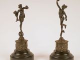 une paire de figurines en bronze représentant un garçon et une fille