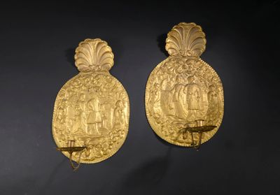 paire d'appliques murales plaquées or représentant un bateau et un autre bateau