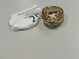 une bague en or et une bague en argent posées sur une table