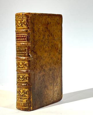 un vieux livre posé sur une table