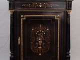 un meuble noir et doré avec un plateau en marbre