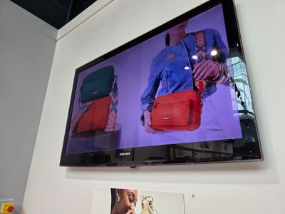 un grand téléviseur à écran plat accroché au mur