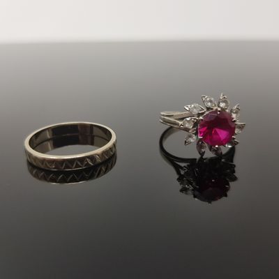 deux bagues ornées de diamants et d'un rubis sur un fond noir