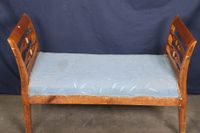 Banquette en placage de noyer, à montants droits réunis par … (photo 2)