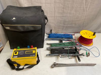 un sac contenant des fils, un compteur, une bobine et d'autres outils
