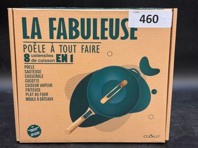 une boîte dans laquelle se trouve une théière verte