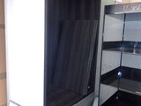 un meuble TV noir et argenté dans un coin de la pièce
