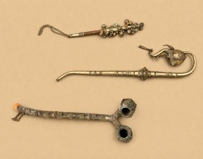 trois types différents d'objets métalliques posés sur une table