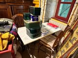 une cuisine équipée d'une table, de chaises et d'une cuisinière
