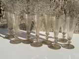 six verres à vin vides posés sur une table blanche