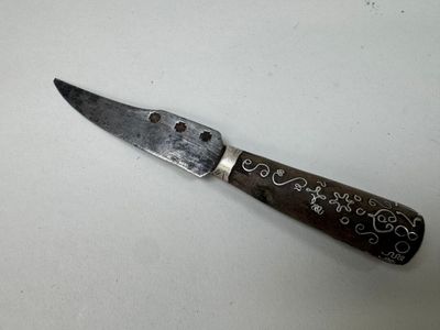 a knife that is sitting on a table