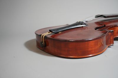 un violon posé sur une table