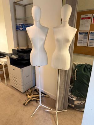 deux mannequins posés sur un socle dans une pièce