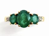 bague à trois pierres en émeraude et diamant