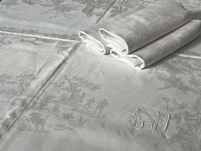 deux serviettes pliées posées l'une à côté de l'autre sur un lit