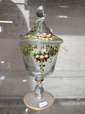 un bocal en verre orné de fleurs, posé sur une table
