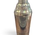 shaker à cocktail en métal argenté sur fond blanc, avec un fond blanc