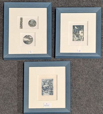 trois reproductions encadrées de formes et de tailles différentes posées sur un tapis