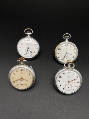 trois types différents de montres de poche sur un fond noir