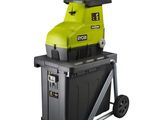 une machine verte et noire posée sur un chariot